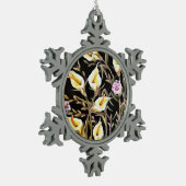 アルムリリー芸術的フローラデザインオンブラック スノーフレークピューターオーナメント (左)