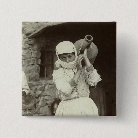 アルメニアの国の女の子、エレバン 缶バッジ (正面)