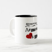 アルメニアの誰かは私を愛します ツートーンマグカップ (正面左)