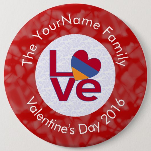 アルメニア赤文字LOVEフラパーソナライズされたグ 缶バッジ (正面)