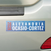 アレキサンドリアOcasio-Cortez 2028青い幾何学的 バンパーステッカー (車上)