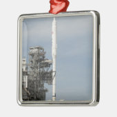 アレスI-Xロケットは発射台に見られる メタルオーナメント (左)