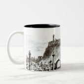 アレッポ、シリア市そして城の眺め ツートーンマグカップ (左)