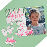 アロハ熱帯カスタムPHOTO birthday keepsake gift ジグソーパズル<br><div class="desc">アロハ手書きスタイルタイポグラフィスクリプト5歳の女の子トレンディーハワイアンルアウ（ハワイ式宴会）写真の誕生日の記念ギフト明るい赤紫色ピンクのフラミンゴの鳥と緑の熱帯葉の。                 子供や10代の夏の誕生日のためのサプライズまたは長距離の仮想お祝いパーソナライズされたの記念品である可能性がある。</div>