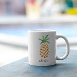 アロハ熱帯水色パイナップル コーヒーマグカップ<br><div class="desc">コーヒかわいらしーマグは、ホスピタリティの象徴であるパイナップルイラストレーションを水彩色で伝統的す渦巻形の。グレーのスクリプトの下に"aloha"を持つ。アクセサリーのコーディネートが可能！</div>