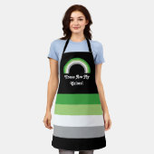 アロマティックプライド国旗と文字付き虹 エプロン (着用した状態)