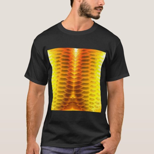 アロワナの鱗模様の溶けた金 Tシャツ (正面)