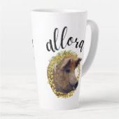 アローラ(毛織の豚とミモサの花のリース) カフェラテマグ (右アングル)