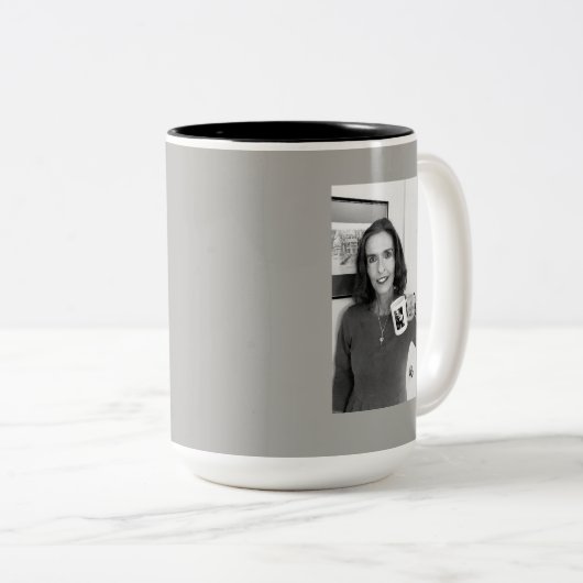 アンまたはナンシーまたはフレディの灰色のコップ ツートーンマグカップ (正面右)