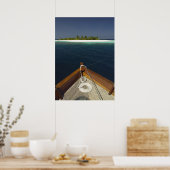 アンカー付きボートが島に接近 ポスター (キッチン)