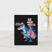 アンクルサムTレックスに乗る7月の4番目の男の子の子の子 カード (黄色い花)