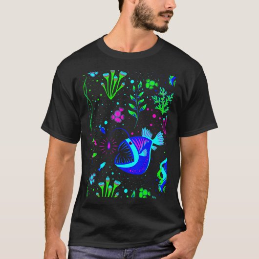 アングラーフィッシュと小さな魚たち Tシャツ (正面)