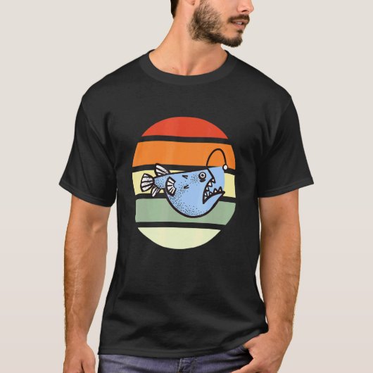 アングラーフィッシュ - 釣り人 Tシャツ (正面)