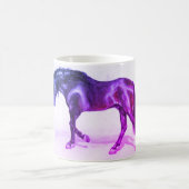 アンダルシアの馬、歩く、手絵を描の牡馬 コーヒーマグカップ (中央)