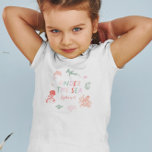 アンダーザシーピンク誕生日女 Tシャツ<br><div class="desc">海のテーマ誕生日パーティーの下で可愛いTシャツ！ピンクの海動物のイラストレーションは、「海の下で」と言う文字とモチーフ。</div>