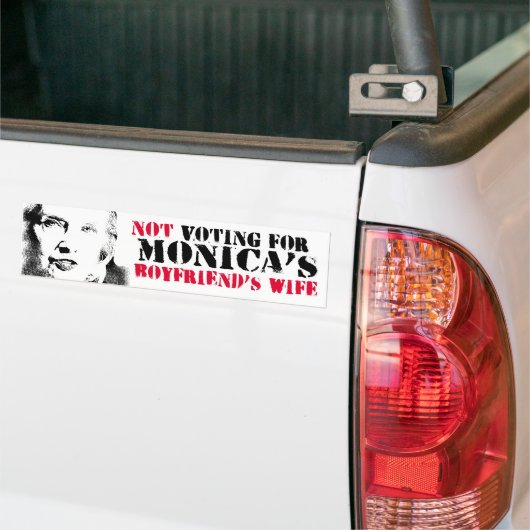 -アンチこんにちはモニカのボーイフレンドの妻のために投票しません バンパーステッカー (トラック上)