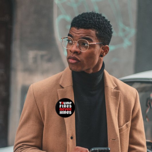 アンチトランプの抗議スローガン赤黒 缶バッジ