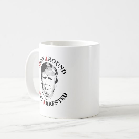アンチトランプの混乱のまわりにが逮捕される コーヒーマグカップ (正面左)