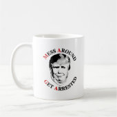 アンチトランプの混乱のまわりにが逮捕される コーヒーマグカップ (左)