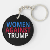 アンチトランプ – トランプに対する女性 キーホルダー (裏面)