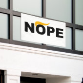 アンチトランプ 横断幕 (ビルの外側)