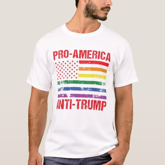 アンチトランプLGBTプライドUSフラグプロアメリカ自由主義の Tシャツ (正面)