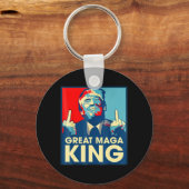 アンチバイデン氏ザ素晴らしマガキングおもしろいトランプウルトラマグ キーホルダー (正面)