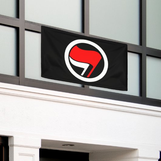 アンチファシズム国旗の反転 横断幕 (ビルの外側)