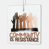 アンチ人種主義の共同体は抵抗である セラミックオーナメント (左)