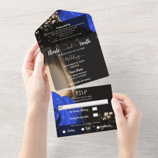 アンティークなランタンと青いバラの結婚式 + RSVP オールインワン招待状 (貼ってはがせる)