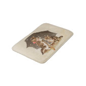 アンティークな猫のアート、傘の下のビンテージの子猫 バスマット (アングル)