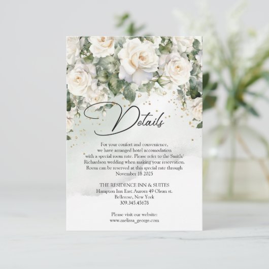 アンティークな白いバラ、ユーカリのグリーン、そしてゴールド エンクロージャーカード (スタンド正面)