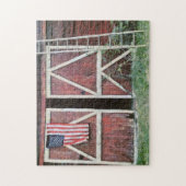 アンティークな赤い納屋のドアと旗と果樹園のはしご ジグソーパズル (縦)