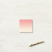 アンティークの白と明るいサンゴグラデーション色 ポストイット (デスク上)