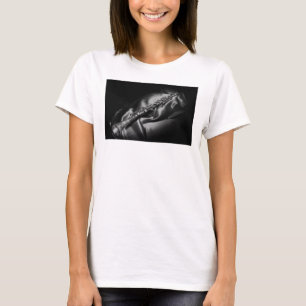 アンティーククラリネットの静物画 モノクロ Tシャツ