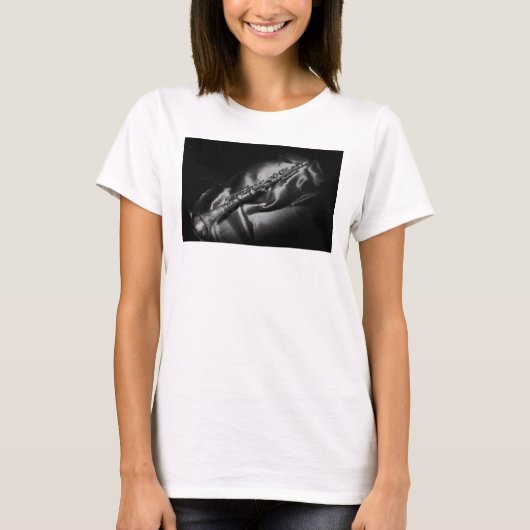 アンティーククラリネットの静物画 モノクロ Tシャツ (正面)