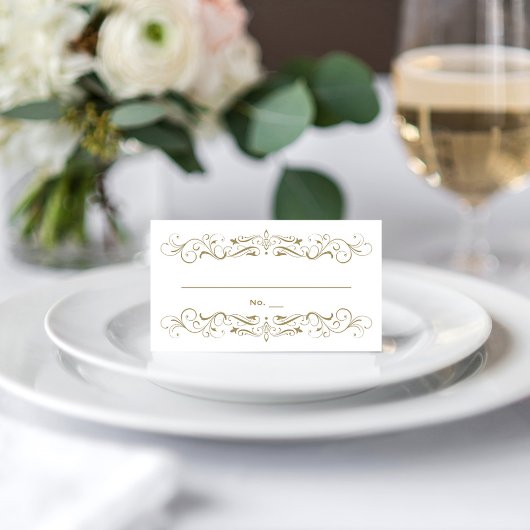アンティークゴールドの装飾が施された白い結婚式 プレイスカード