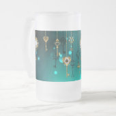 アンティークスケルトン鍵の緑の背景 フロストグラスビールジョッキ (正面左)