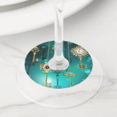 アンティークスケルトン鍵の緑の背景 ワイングラスタグ (クローズアップ)