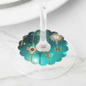 アンティークスケルトン鍵の緑の背景 ワイングラスタグ (クローズアップ)