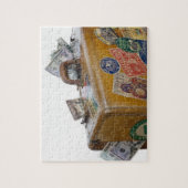 アンティークスーツケースに突出した金 ジグソーパズル (縦)