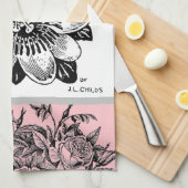 アンティークパッションフラワー – あなたの選択文字ピンク キッチンタオル (四つ折り)