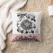 アンティークパッションフラワー – あなたの選択文字ピンク クッション (ブランケット)