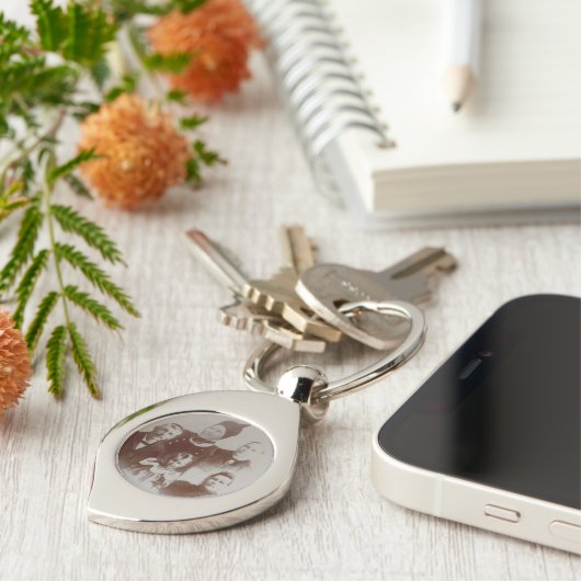 アンティークファミリーコラージュフォトB&Wイメージ キーホルダー (側面)