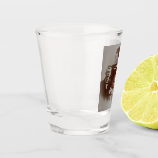 アンティークファミリーコラージュフォトB&Wイメージ ショットグラス (左)