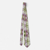 アンティークホワイトアンドダスティピンクアジャンジア花びら ネクタイ (裏面)