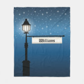 アンティークランプの夜間のポストとカスタム家族の名前 フリースブランケット (正面)