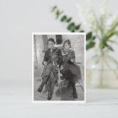 アンティーク写真:ヴァイオリンを持つ2人の女性 ポストカード (スタンド正面)