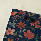 アンティーク水色プリントフローラオンネイビー ビーチタオル (インサイチュ)