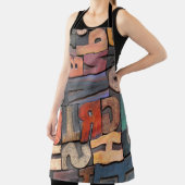 アンティーク版の印刷ブロックにカラーのインクパティを付ける エプロン (インサイチュ)